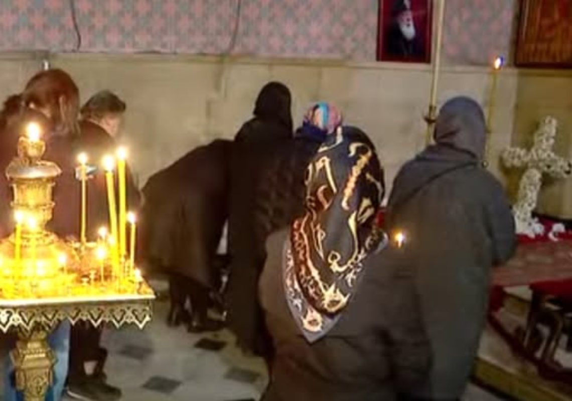 მოქალაქეები სიონში, ილია II-ის საფლავზე, დილიდან იკრიბებიან