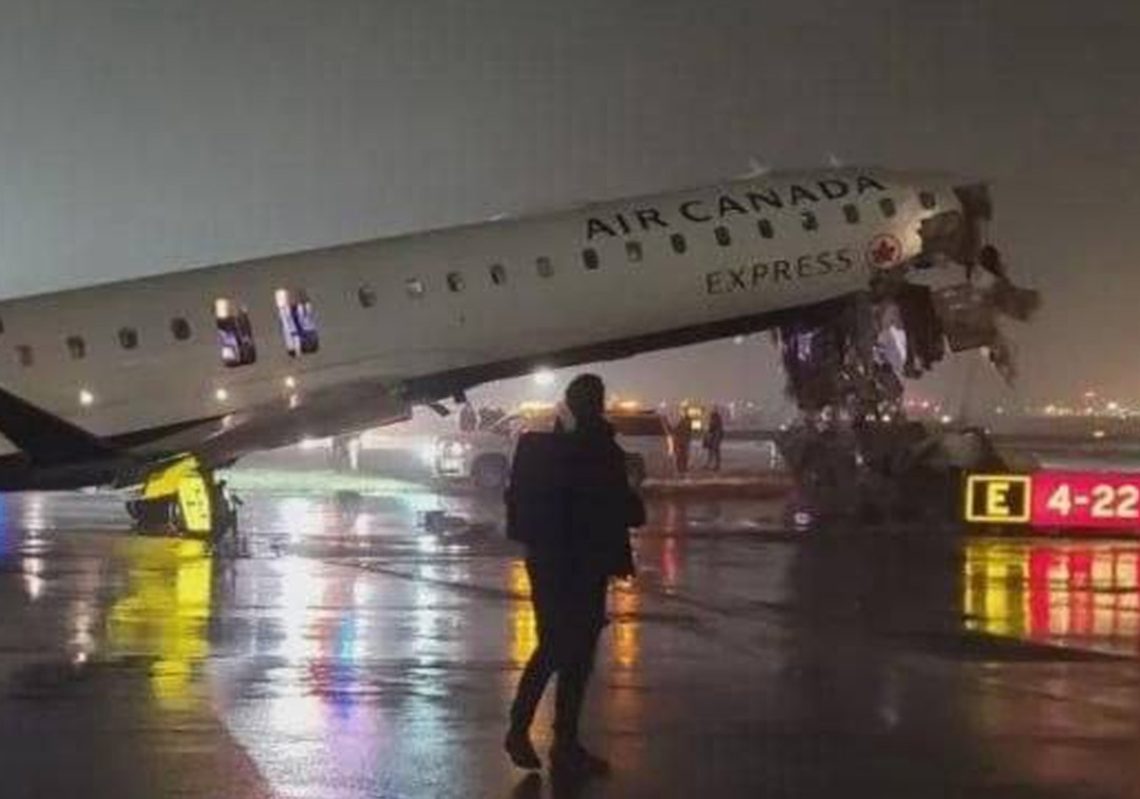 ნიუ-იორკის ლა-გვარდიას აეროპორტში Air Canada Express-ის თვითმფრინავი დაშვების დროს სახანძრო მანქანას შეეჯახა