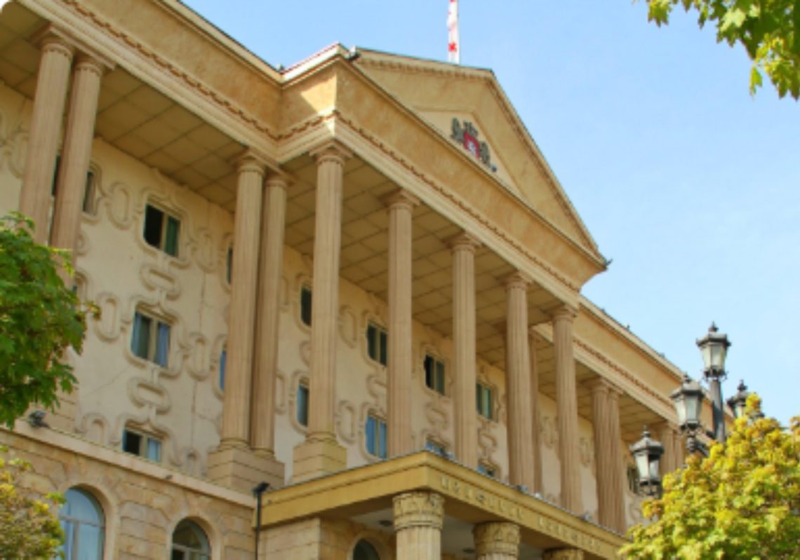 თბილისის საქალაქო სასამართლოში, 4 ოქტომბერს განვითარებულ მოვლენებთან დაკავშირებით ბრალდებულების, ზურაბ ჭავჭანიძის, ვლადიმერ გველესიანისა და კიდევ 12 პირის საქმის განხილვა მიმდინარეობს