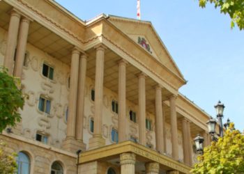 თბილისის საქალაქო სასამართლოში, 4 ოქტომბერს განვითარებულ მოვლენებთან დაკავშირებით ბრალდებულების, ზურაბ ჭავჭანიძის, ვლადიმერ გველესიანისა და კიდევ 12 პირის საქმის განხილვა მიმდინარეობს