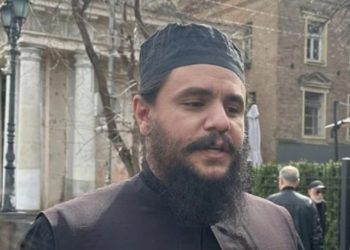 კათოლიკოს-პატრიარქ ილია მეორისთვის პატივის მისაგებად სიონის საკათედრო ტაძარში სხვადასხვა ქვეყნიდან ჩამოსული დელეგაციების წარმომადგენლები მიდიან