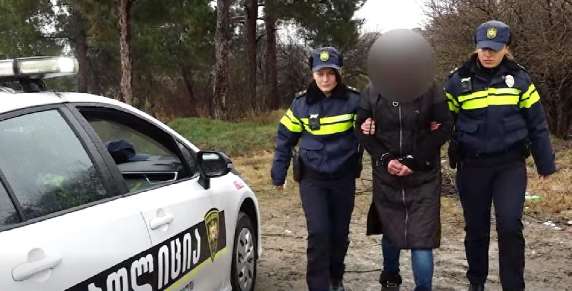 საპატრულო პოლიციამ თბილისში სარეალიზაციოდ დაფასოებული 108 შეკვრა ნარკოტიკი ამოიღო – დაკავებულია უკრაინის 2 მოქალაქე