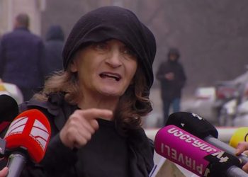 “მკვლელებს ჩემი მოსმენა მოუწევთ” – მოკლული მასწავლებლის დედა სასამართლოში მივიდა