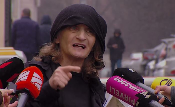 “მკვლელებს ჩემი მოსმენა მოუწევთ” – მოკლული მასწავლებლის დედა სასამართლოში მივიდა