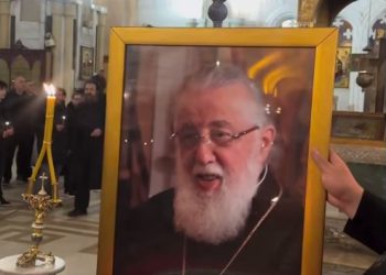 კადრები სამების საკათედრო ტაძრიდან, სადაც დღეს ილია მეორე უნდა გადაასვენონ