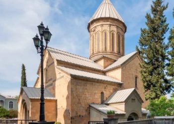 დღეიდან ყოველდღე, 40 დღის განმავლობაში, თბილისის სიონის საპატრიარქო ტაძარში ილია II-ის საფლავზე სასულიერო პირები მგალობლების თანხლებით პანაშვიდს გადაიხდიან