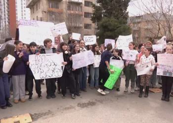 “დაგვიბრუნეთ სკოლა” – აქცია თბილისის მე-14 საჯარო სკოლასთან