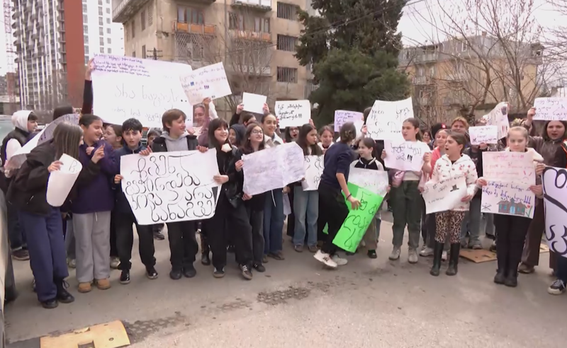 “დაგვიბრუნეთ სკოლა” – აქცია თბილისის მე-14 საჯარო სკოლასთან