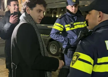 რუსთაველის გამზირზე სამართალდამცველები მოქალაქეებს ჩხრეკენ