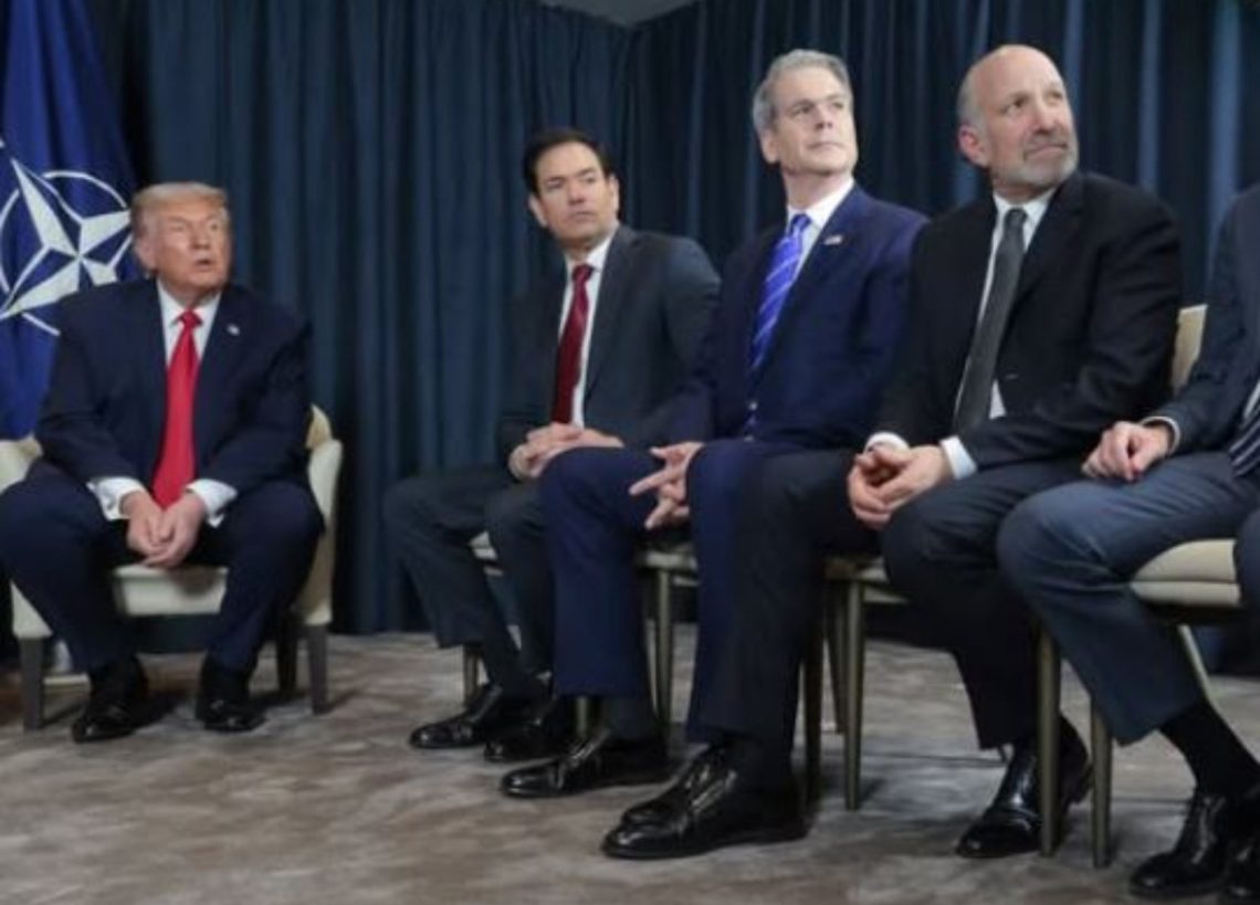 დონალდ ტრამპი მისი კაბინეტის წევრებსა და თეთრი სახლის სტუმრებს Florsheim-ის 145 დოლარიან ფეხსაცმელს ჩუქნის –  The Wall Street Journal