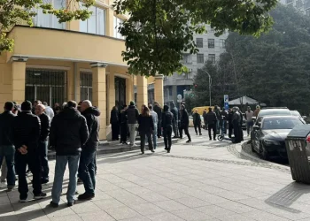 ბათუმის საქალაქო სასამართლომ „ქურდულ სამყაროსთან“ კავშირის ბრალდებით დაკავებულ 16 პირს პატიმრობა შეუფარდა, ქალ ბრალდებულს კი 7000-ლარიანი გირაო