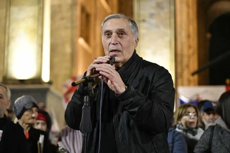 “ყოველდღე ველოდები, რომ მორჩება ეს უგემოვნოდ დადგმული სპექტაკლი, მაგრამ ნელ-ნელა სერიოზულობაში გადადის და მისი აბსურდულობის ხარისხიც მატულობს – თუ თქვენი მიზანი იყო ჩემთვის ტკივილის მოყენება, გილოცავთ, ამას მიაღწიეთ” – პაატა ბურჭულაძე