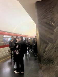 "ავლაბრის" მეტროსადგურში შეფერხებაა - მოქალაქეები ვაგონიდან გამოვიდნენ