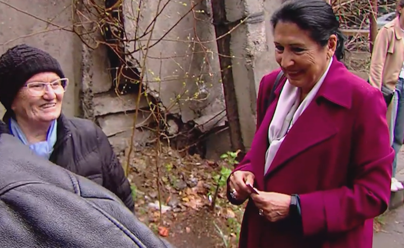 სინდისის პატიმრების პროცესზე დასასწრებად სალომე ზურაბიშვილი მივიდა