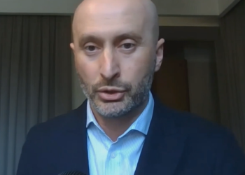 “იმ ღამეს თავს დამეხსნენ არა იმიტომ, რომ კანონი დავარღვიე, არამედ იმიტომ, რომ ხელში მიკროფონი მეჭირა” – გურამ როგავამ ევროპარლამენტს სიტყვით მიმართა