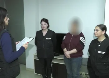 მარნეულში ქალი მცირეწლოვან შვილებზე ძალადობის ბრალდებით დააკავეს