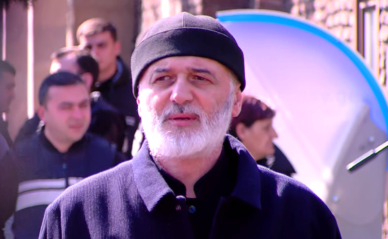 “იმის გათვალისწინებით, რომ ბევრი ადამიანი ვერ მოხვდა სამებაში, წირვის დროს მცირე კორიდორი იქნება დატოვებული და მრევლს კვლავ შეეძლება შემოსვლა” – დეკანოზი ანდრია ჯაღმაიძე