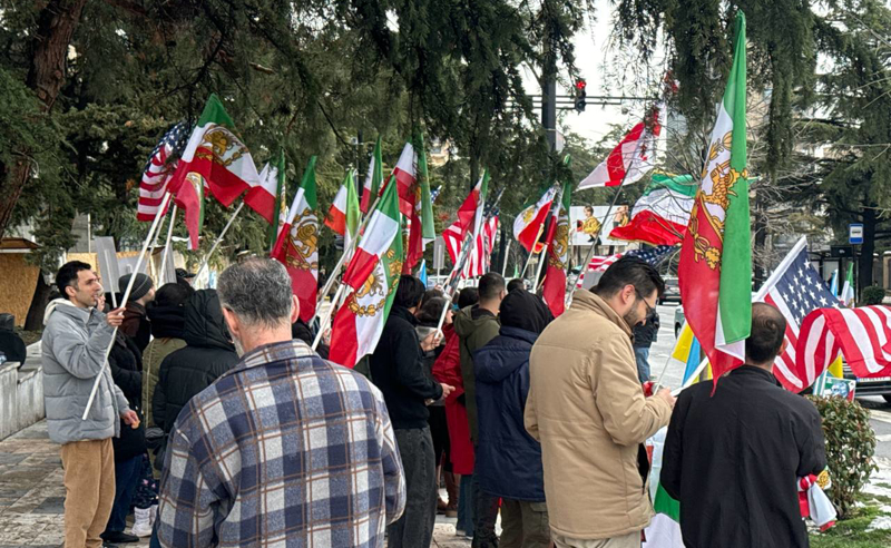 “მადლობა ტრამპს და ნეთანიაჰუს!” – თბილისში ირანის საელჩოსთან ემიგრანტები ზეიმობენ