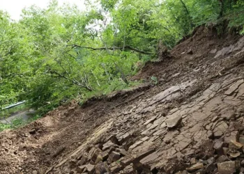 ქვისცვენის გამო, კალა-უშგულის მონაკვეთზე ავტოტრანსპორტის მოძრაობა აკრძალულია