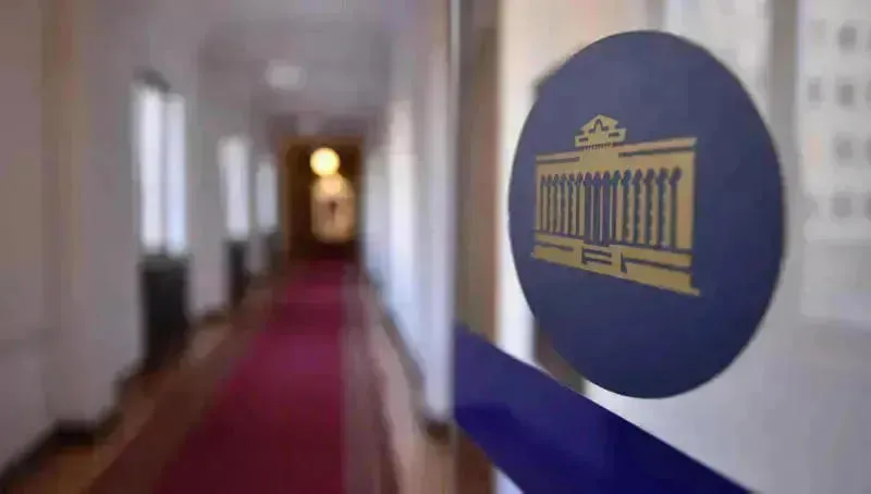 იურიდიულ საკითხთა კომიტეტმა პირველი მოსმენით მხარი დაუჭირა საკანონმდებლო ინიციატივას, რომლითაც, „უცხოური გავლენის გამჭვირვალობის შესახებ“ კანონით გათვალისწინებულ უფლებამოსილებებს აუდიტის სამსახური განახორციელებს