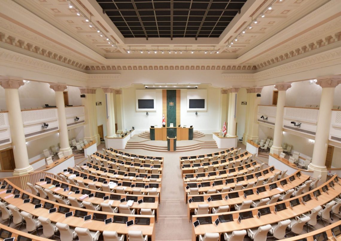 “ქართულმა ოცნებამ” გრანტების შესახებ კანონში გამკაცრებული ცვლილებები მესამე მოსმენით დაამტკიცა