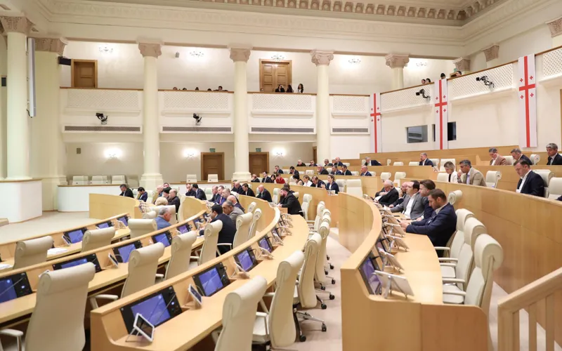 ინიციატივა, რომლითაც 6 წელზე მეტი ხნის ავტომობილების განბაჟება ძვირდება, პარლამენტში ინიცირებულია