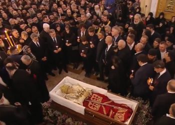 სამებაში პატრიარქის სულის მოსახსენებელი პანაშვიდი მიმდინარეობს