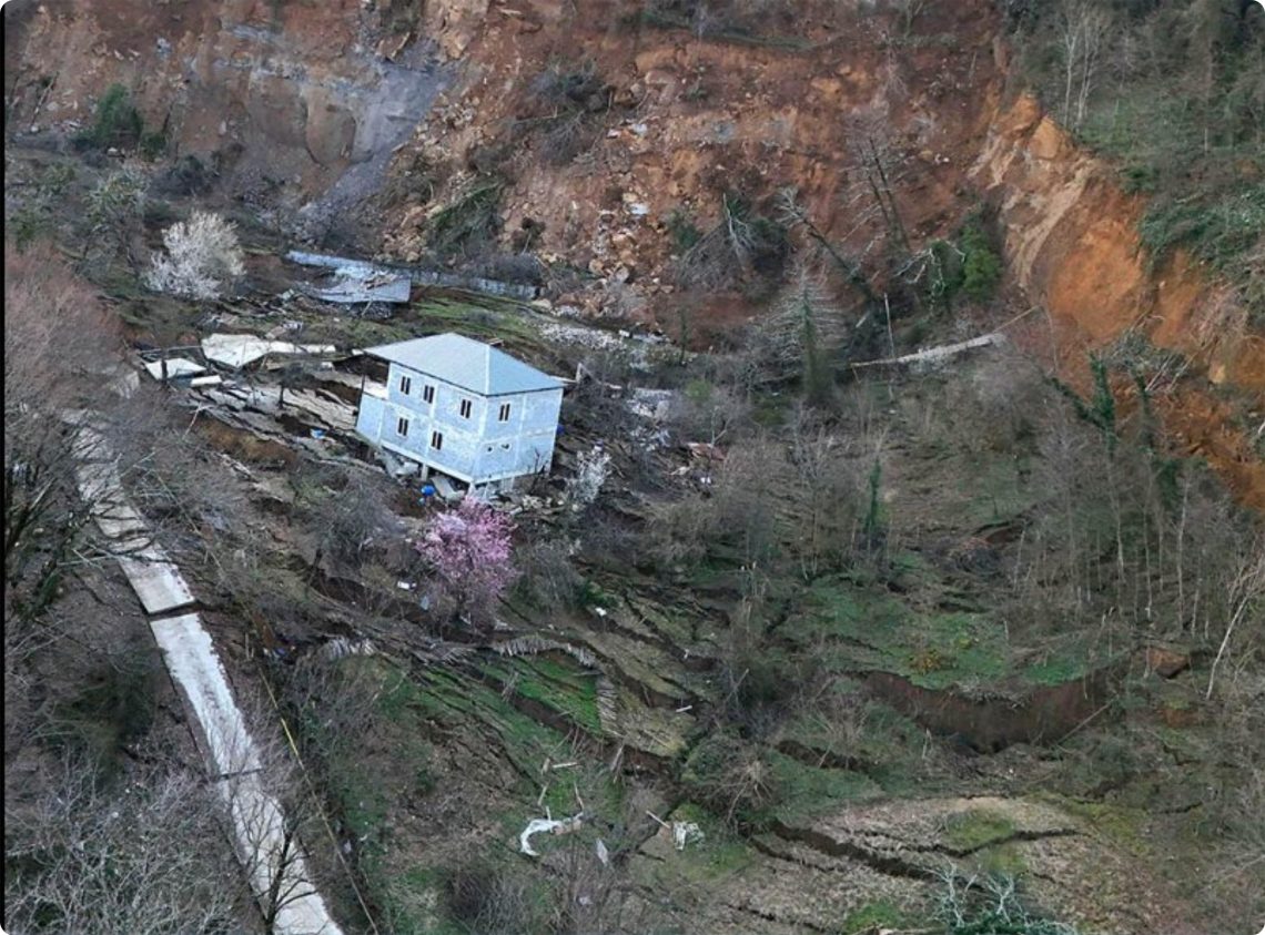 გარემოს ეროვნული სააგენტოს ცნობით, სააგენტოს სპეციალისტები სოფელ კურსებში რჩებიან და ვითარებას სწავლობენ როგორც სტიქიის ზონაში, ისე მიმდებარე ტერიტორიებზე