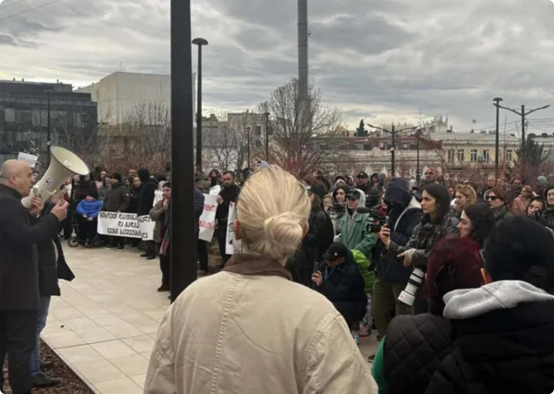 მთავრობის ადმინისტრაციასთან დიუშენით დაავადებული ბავშვების მხარდამჭერი აქცია გაიმართა