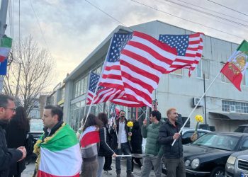 საქართველოში მცხოვრებმა ირანის მოქალაქეებმა აშშ-ის საელჩოსთან სოლიდარობის აქცია გამართეს