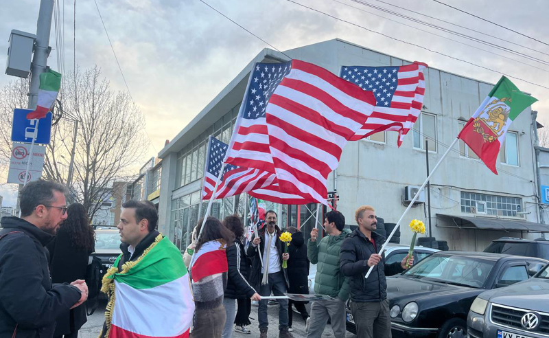 საქართველოში მცხოვრებმა ირანის მოქალაქეებმა აშშ-ის საელჩოსთან სოლიდარობის აქცია გამართეს