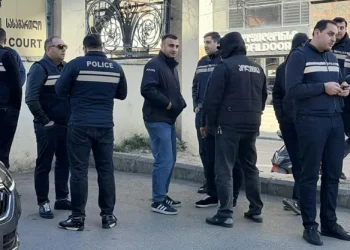 თბილისის საქალაქო სასამართლოში, სადაც ლევან ჯანგველაძის მკვლელობის ორგანიზებაში ბრალდებულების სასამართლო პროცესი მიმდინარეობს, კვლავ სამართალდამცავების მობილიზებაათბილისის საქალაქო სასამართლოში, სადაც ბიზნესმენ ლევან ჯანგველაძის შეკვეთით და ანგარებით განზრახ მკვლელობის ორგანიზებაში ბრალდებულების, ძმებ მიქაძეებისა და გიორგი ჯოხაძის სასამართლო პროცესი მიმდინარეობს, კვლავ სამართალდამცავების მობილიზებაა. ამ წუთებში ლევან ჯანგველაძის მამიდაშვილი, მიხეილ ბერძენიშვილი აძლევს ჩვენებას.  ის საქმის მთავარი მოწმეა.  ცნობისთვის, გამოძიება ძმებ გიორგი და დავით მიქაძეებს, ასევე გიორგი ჯოხაძეს ლევან ჯანგველაძის შეკვეთით მკვლელობის ორგანიზებას ედავება.  გიორგი ჯოხაძეს ასევე, გიორგი კაჭკაჭაშვილთან ერთად მართლსაწინააღმდეგოდ ჯგუფურად ცეცხლსასროლი იარაღების შეძენას ედავებიან.  ბიზნესმენ ლევან ჯანგველაძის შეკვეთითა და ანგარებით, განზრახ მკვლელობისთვის და გია ჩადუნელის მკვლელობის მცდელობისთვის მსჯავრდებულია გელა უძილაური. მას უვადო თავისუფლების აღკვეთა აქვს მისჯილი. აღნიშნული საქმის ფარგლებში ცეცხლსასროლი იარაღის მართლსაწინააღმდეგოდ გასაღების ფაქტზე მსჯავრდებულია სანდრო წივწივაძე, მას 8 წლით თავისუფლების აღკვეთა აქვს მისჯილი.  ამავე საქმის ფარგლებში ბრალდებულია ყოფილი გენერალური პროკურორი, ოთარ რომანოვ-ფარცხალაძე. მას ბრალი საქართველოს სისხლის სამართლის კოდექსის 25/109-ე მუხლის ,,ნ“ ქვეპუნქტით წარუდგინეს, რაც შეკვეთით და ანგარებით განზრახ მკვლელობის ორგანიზებას გულისხმობს.  აღნიშნული დანაშაული სასჯელის სახედ და ზომად 16-დან 20-წლამდე ან უვადო თავისუფლების აღკვეთას ითვალისწინებს.  ოთარ რომანოვ- ფარცხალაძე რუსეთის მოქალაქეა, მის მიმართ საერთაშორისო ძებნაა გამოცხადებული.