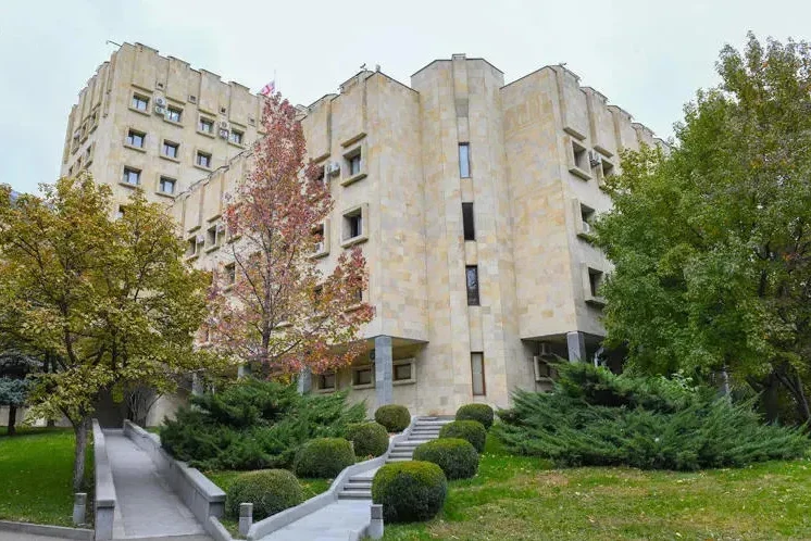 პროკურატურამ პირადი ცხოვრების ამსახველი ინფორმაციის გახმაურების მუქარით სქესობრივი კავშირის დამყარების იძულების ფაქტზე ერთი პირი დააკავა