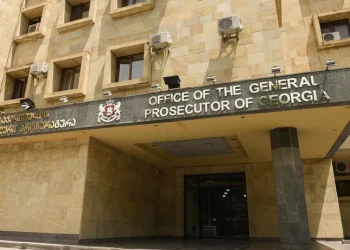 პროკურატურამ „კანონიერი ქურდობის“, „ქურდული სამყაროს“ წევრობის, „ქურდული სამყაროს“ საქმიანობის მხარდაჭერის და „კანონიერი ქურდისთვის“ მიმართვის ფაქტებზე 77 პირს ბრალდება წარუდგინა