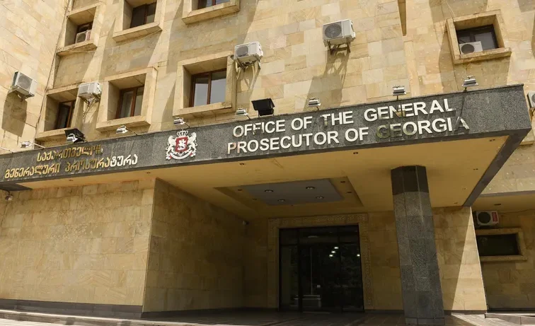 პროკურატურამ „კანონიერი ქურდობის“, „ქურდული სამყაროს“ წევრობის, „ქურდული სამყაროს“ საქმიანობის მხარდაჭერის და „კანონიერი ქურდისთვის“ მიმართვის ფაქტებზე 77 პირს ბრალდება წარუდგინა