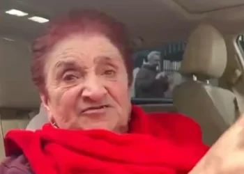 ბათუმში, პოლიციის მთავარ სამმართველოსთან, სპეცოპერაციის შედეგად დაშავებული ქალი და მისი ახლობლები საპროტესტო აქციას მართავენ