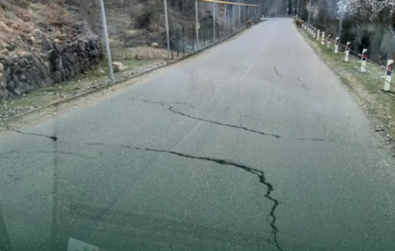 სოფელ ოფურჩხეთში საავტომობილო გზა დაიბზარა – რა ინფორმაცია ვრცელდება?