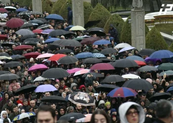 მრევლის უსასრულო რიგი სამების ტაძართან – პატრიარქის სამოქალაქო პანაშვიდზე ხალხის ნაკადი არ წყდება