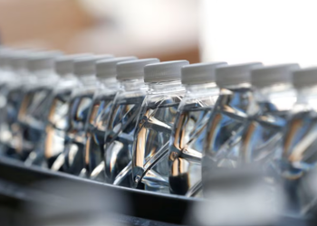 „2000-ზე მეტი ადამიანი შეიძლება უმუშევარი დარჩეს“ – მწარმოებლები პლასტმასის ბოთლების აკრძალვის შედეგებზე საუბრობენ