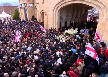 „გვიყვარხარ პატრიარქო“ – ილია მეორე სამების საკათედრო ტაძრიდან ტაშის ფონზე გამოასვენეს