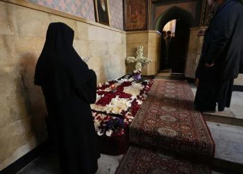 სიონის საპატრიარქო ტაძარში, ილია მეორის საფლავზე, მოქალაქეები დილიდან მიდიან