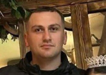 მოქმედი პოლიციელი მაღაზიის მენეჯერს თავს საკანცელარიო დანით დაესხა – ყაჩაღობის დეტალები