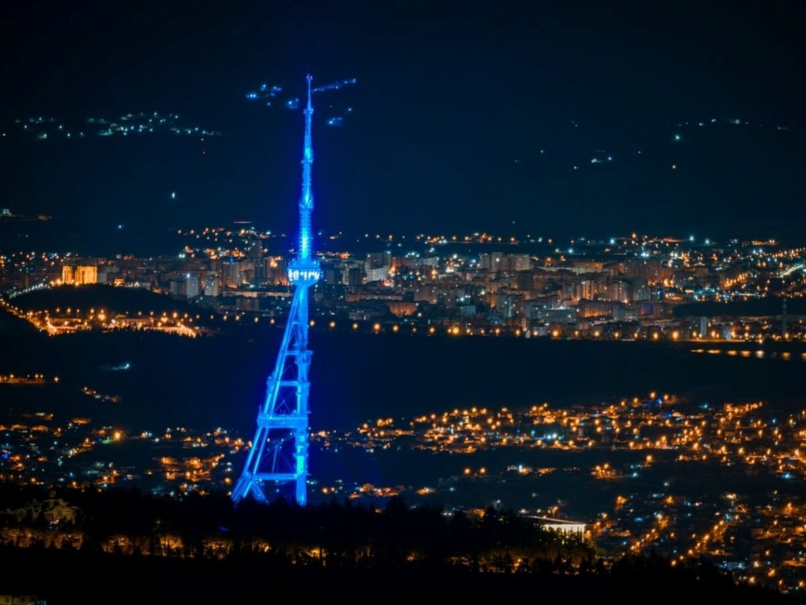 თბილისის სატელევიზიო ანძა ლურჯად განათდა