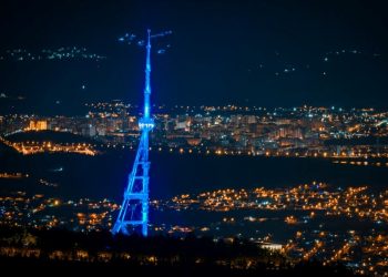 თბილისის სატელევიზიო ანძა ლურჯად განათდა