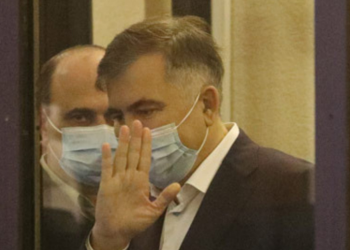 “თვალში ხომ არ გეპატარავებით?” – დაპირისპირება სააკაშვილსა და მოსამართლეს შორის