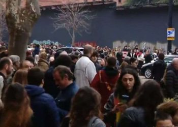 ვაკის მაცხოვრის ფერისცვალების ტაძრიდან მრევლი მსვლელობით, მამა შალვასთან და სასულიერო პირებთან ერთად დაიძვრებიან