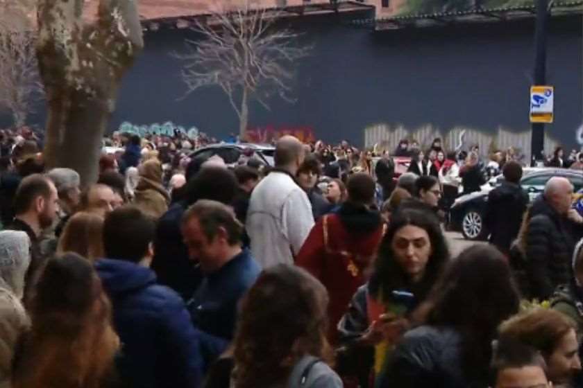 ვაკის მაცხოვრის ფერისცვალების ტაძრიდან მრევლი მსვლელობით, მამა შალვასთან და სასულიერო პირებთან ერთად დაიძვრებიან