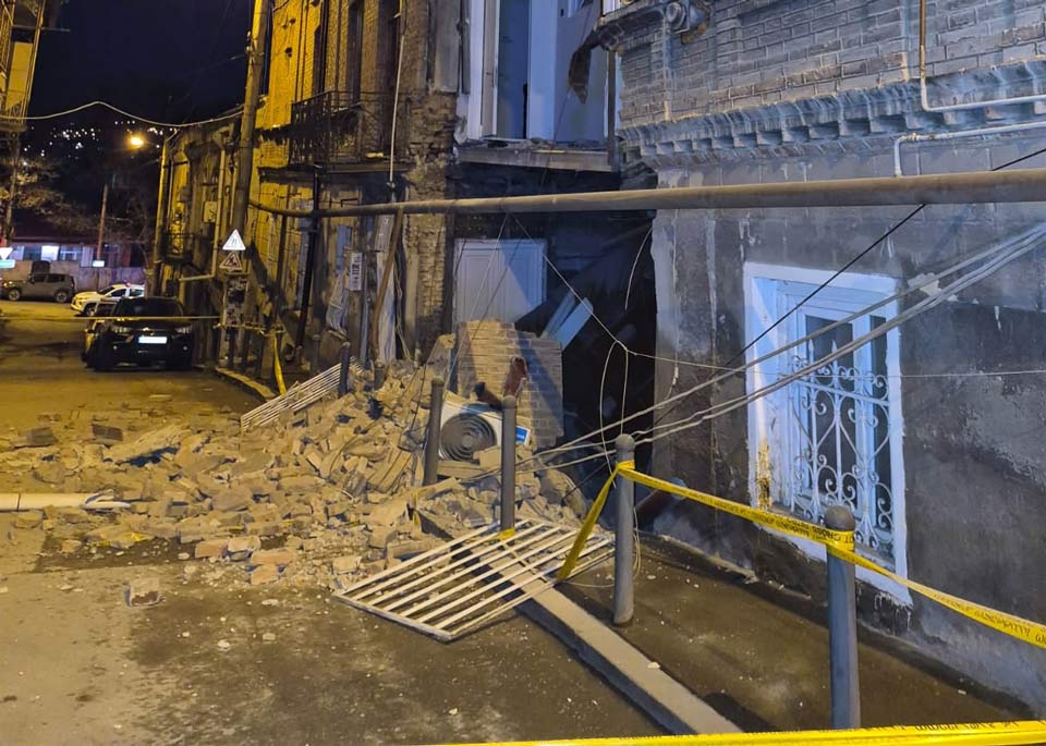 “აბაშიძის ქუჩაზე მდებარე საცხოვრებელი სახლის ჩამონგრევა, წინასწარი ინფორმაციით, კერძო მესაკუთრის მხრიდან სარემონტო სამუშაოების არასწორი შესრულებით არის გამოწვეული” – მთაწმინდის რაიონის გამგეობა