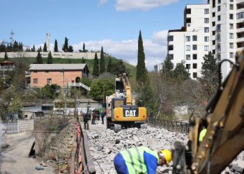 მდინარე დიღმურაზე საავტომობილო ხიდის დემონტაჟი დაიწყო, რომელიც ახალი, რკინაბეტონის ხიდით ჩანაცვლდება, სამუშაოები ხუთ თვეს გაგრძელდება