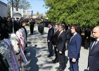 მთავრობის წარმომადგენლებმა თავდაცვის ძალების დღესთან დაკავშირებით გმირთა მემორიალი გვირგვინით შეამკეს